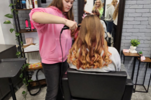 Uczniowie w salonie fryzjerskim - 11.12.2025